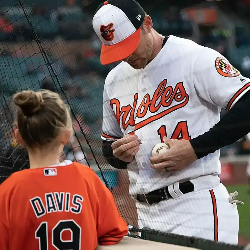 Craig Gentry autographing a baseball