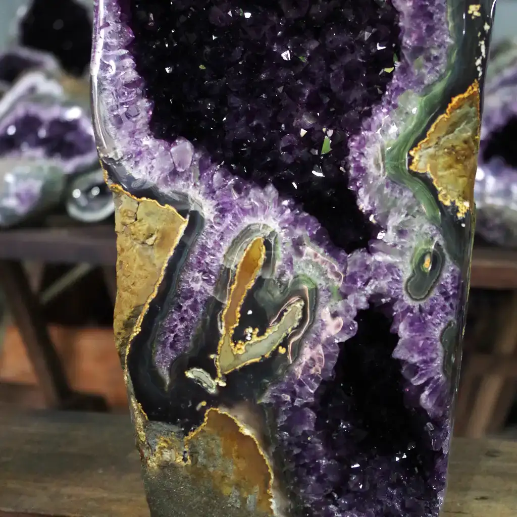 Amethyst and Agate Geodes: Insights from Los Catalanes District